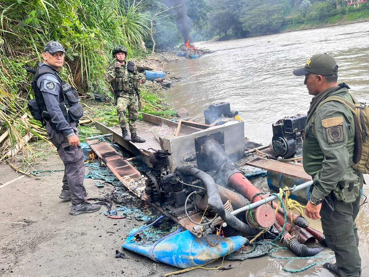 Ejército incauta tres dragas y material para la extracción ilegal de oro en Caldas