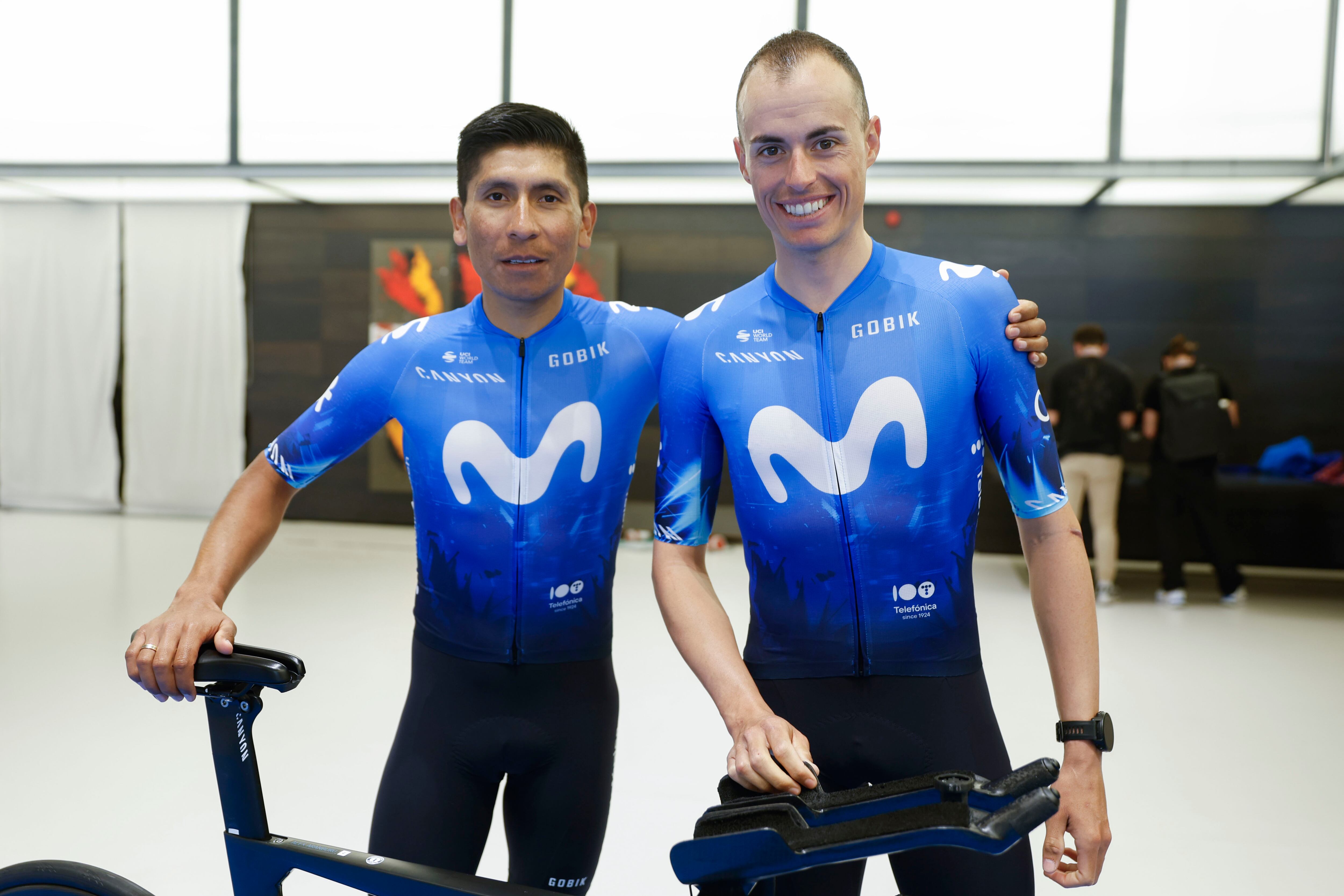 MADRID, 21/12/2023.- Los ciclistas Nairo Quintana (i) y Enric Mas posan mientras participan en la presentación del equipo Movistar en Madrid, este jueves. EFE/ Mariscal