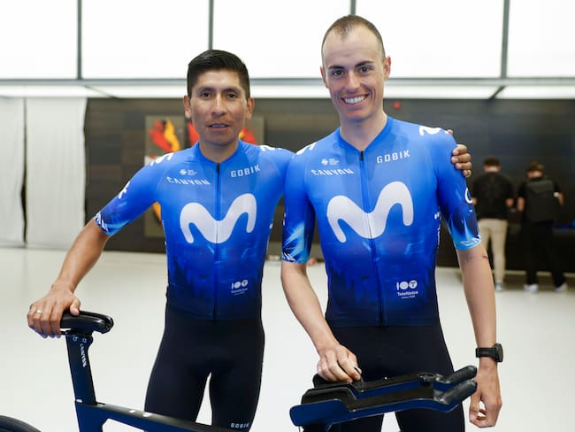 MADRID, 21/12/2023.- Los ciclistas Nairo Quintana (i) y Enric Mas posan mientras participan en la presentación del equipo Movistar en Madrid, este jueves. EFE/ Mariscal