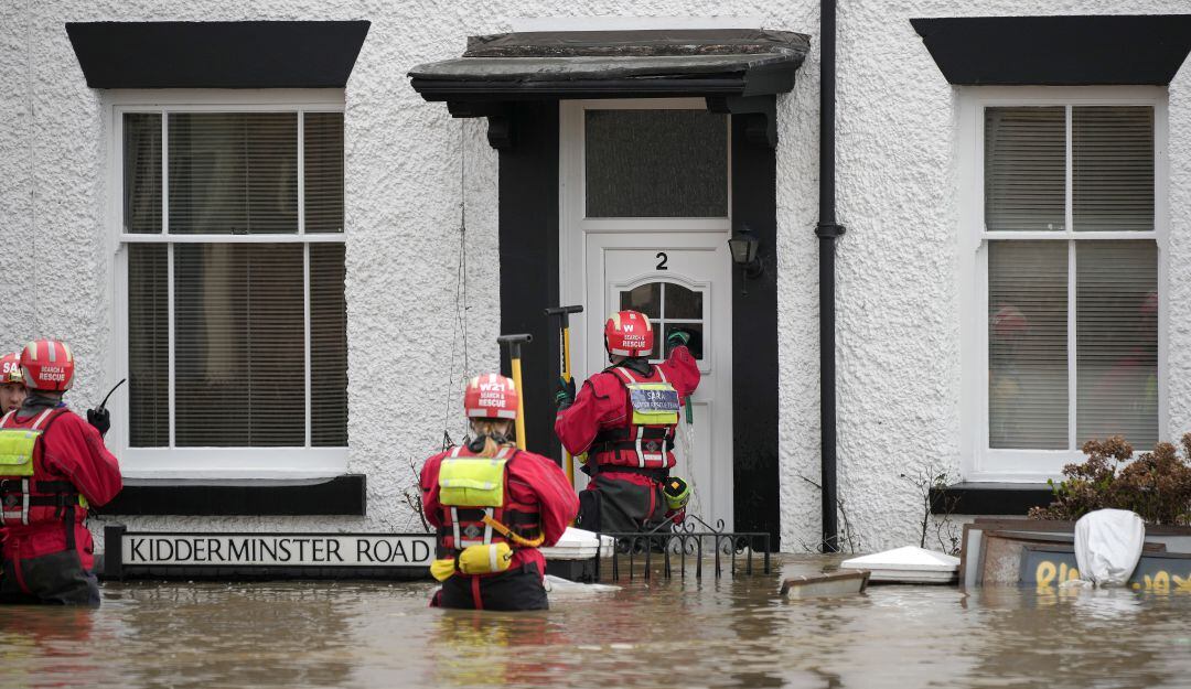 Equipos de emergencia instalan barreras ante inundaciones en Inglaterra