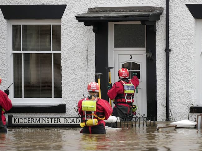 Equipos de emergencia instalan barreras ante inundaciones en Inglaterra