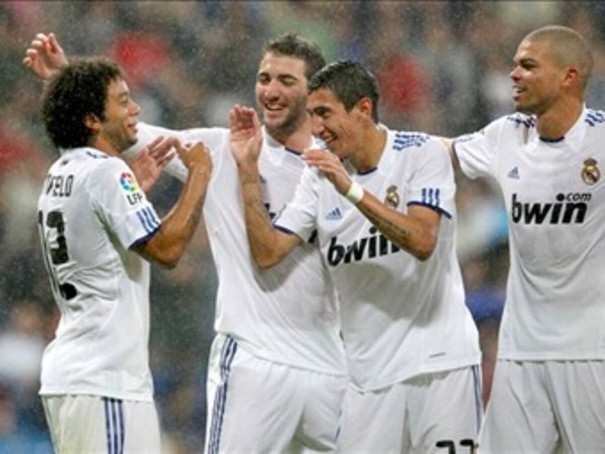 El Madrid arrolla al Deportivo y sigue la estela del Valencia y Villarreal