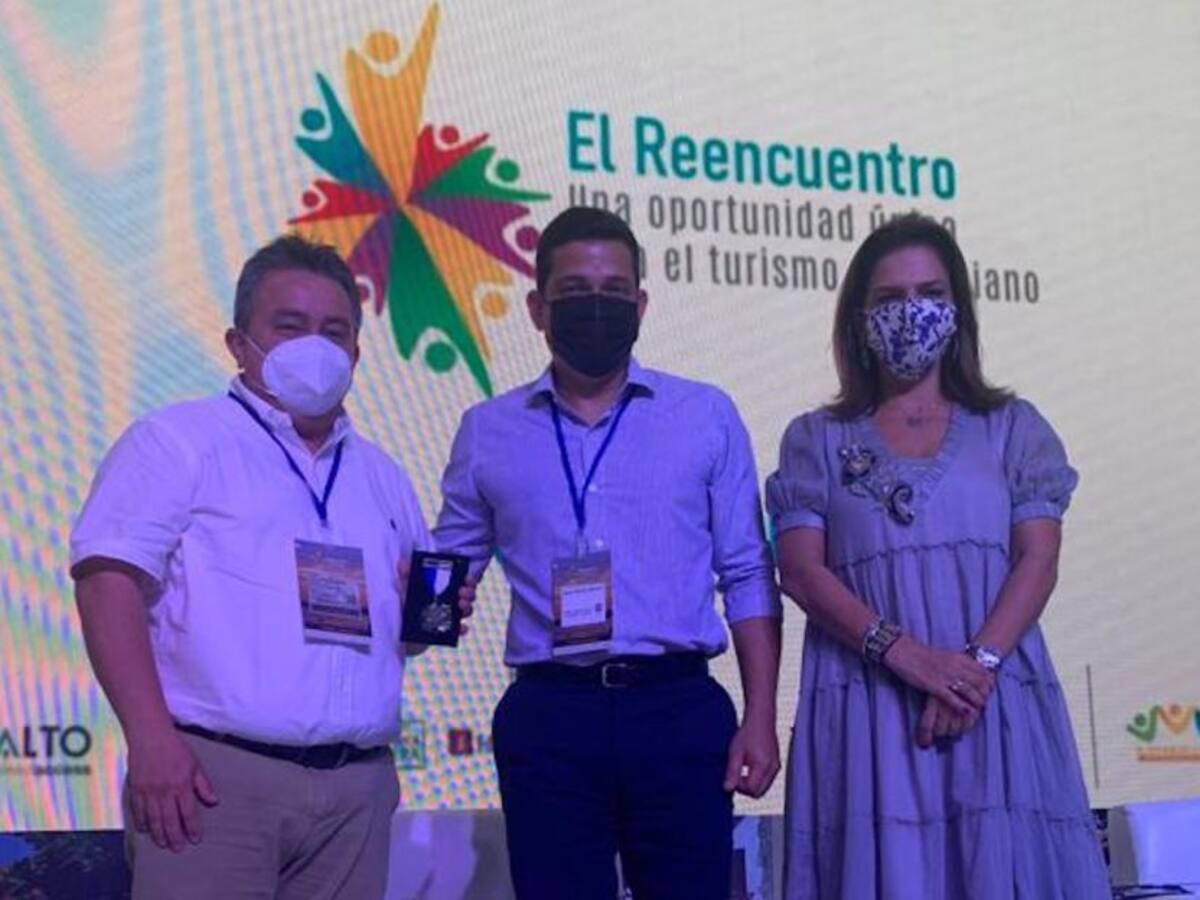 ‘Medalla al Mérito’ para Omar García, presidente ejecutivo de Cotelco