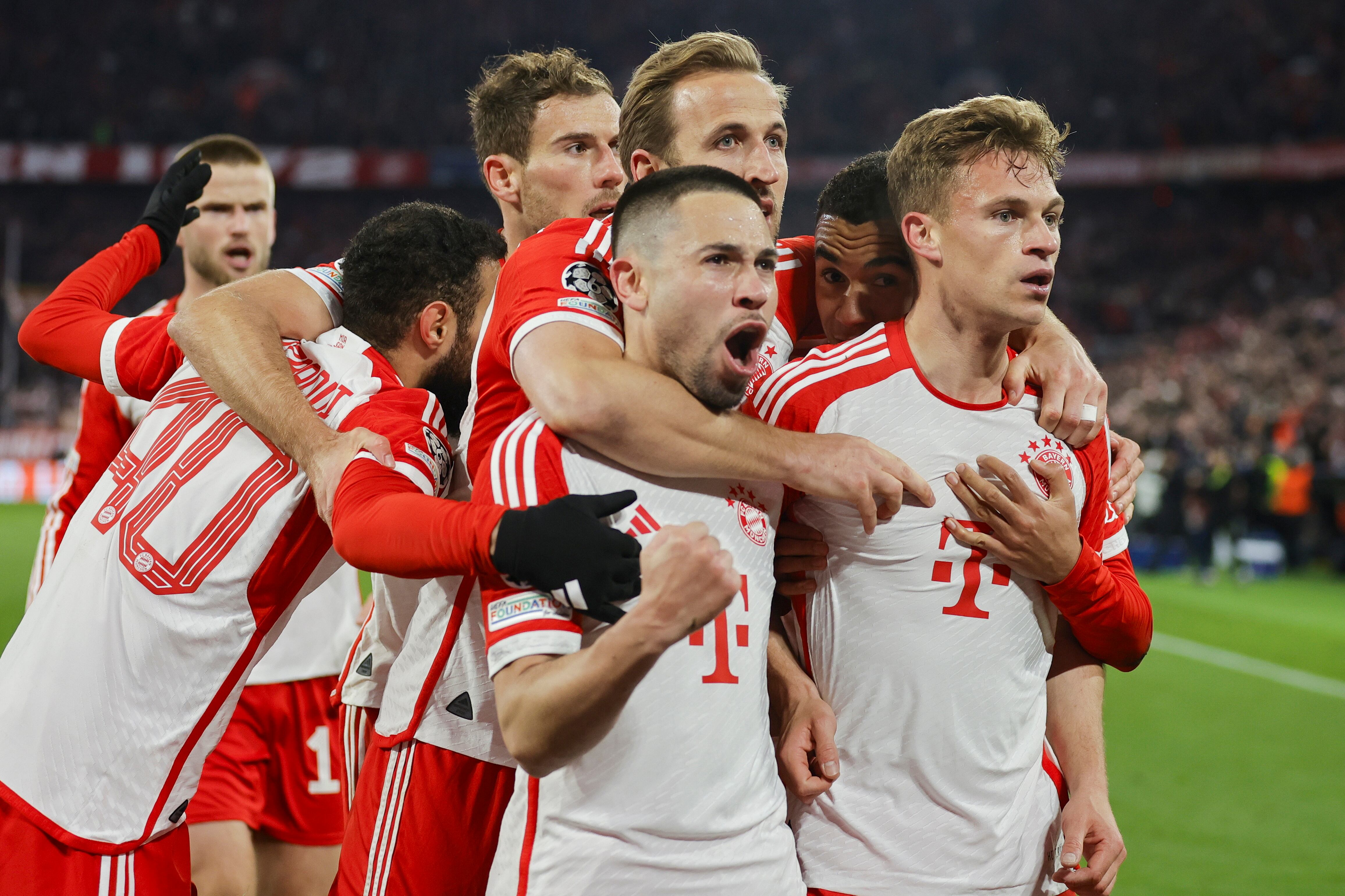 Munich (Germany), 17/04/2024.- Munich's Joshua Kimmich (R) celebrates with teammates after scoring 1-0 during the UEFA Champions League quarter final, 2nd leg match between Bayern Munich and Arsenal in Munich, Germany, 17 April 2024. (Liga de Campeones, Alemania) EFE/EPA/RONALD WITTEK