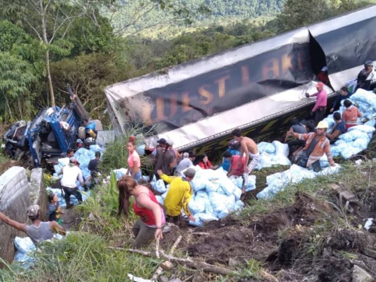 Saquearon camión cargado de detergente que se volcó en la vía a Valdivia