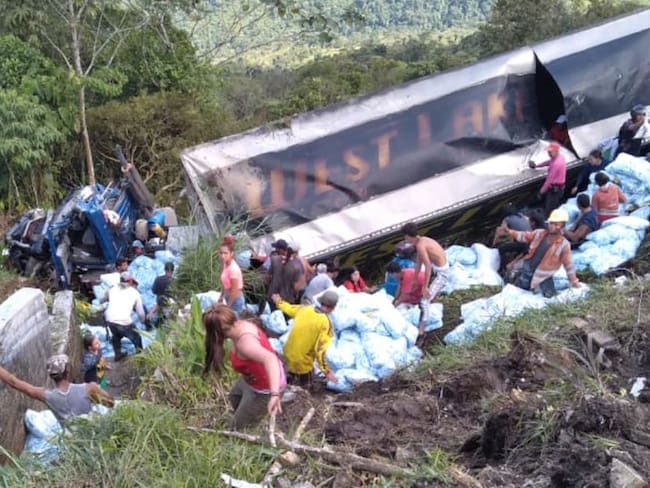 Saquearon camión cargado de detergente que se volcó en la vía a Valdivia