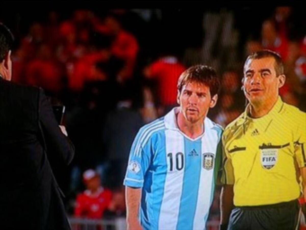 Árbitro le pidió una foto a Messi antes de que se fuera al camerino