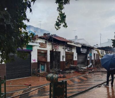 Bomberos controlan el incendio que se presentó en el centro histórico de Chia. Foto: José David Rodríguez.