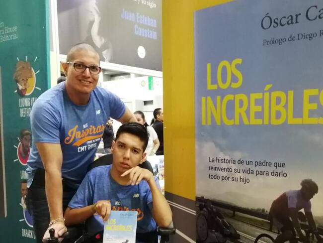 Óscar Caro y su hijo Luis David en la Feria del Libro en Barranquilla