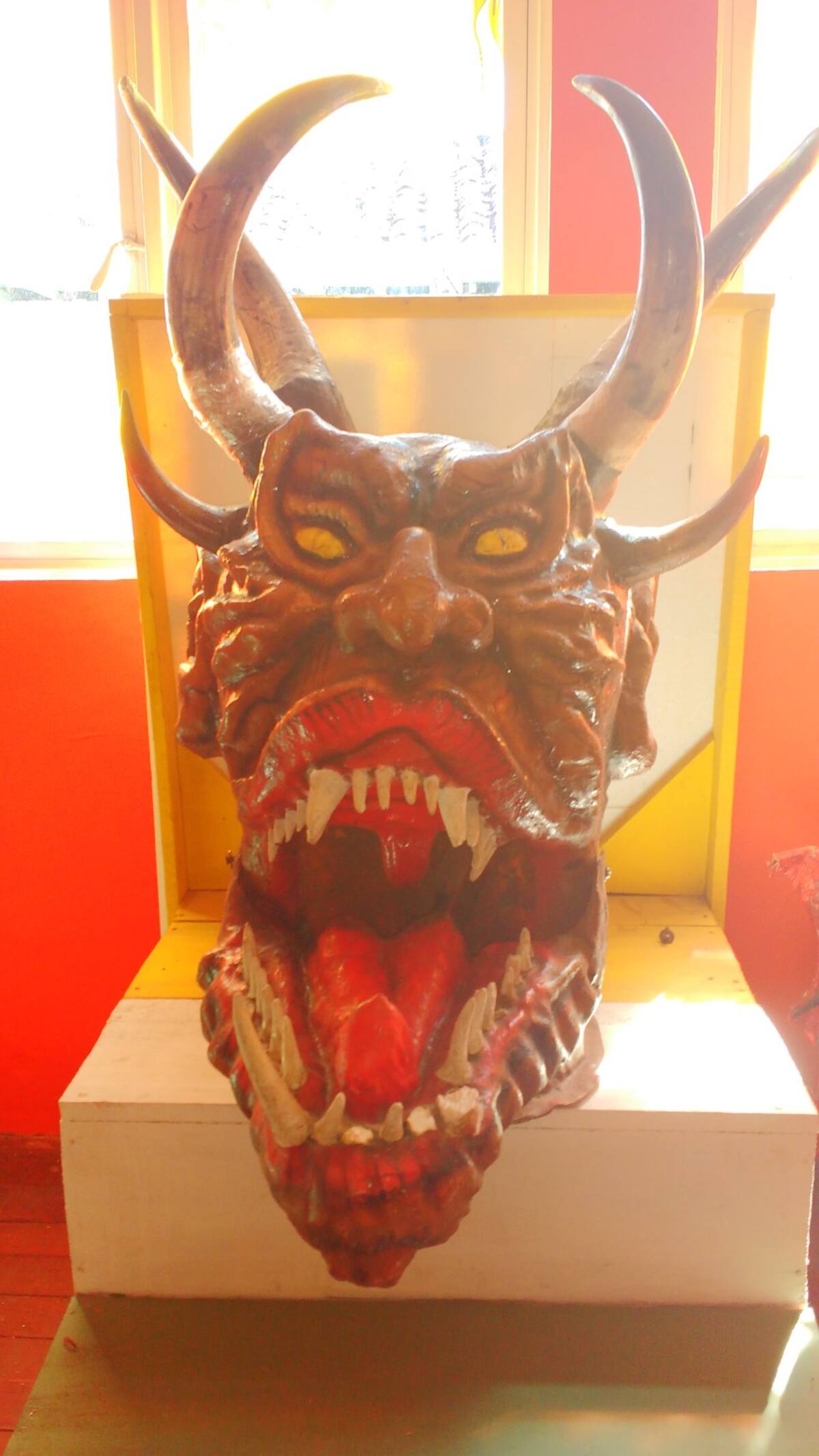 En el mueo del Carnaval reposan algunas cabezas de diablos de ediciones anteriores. 