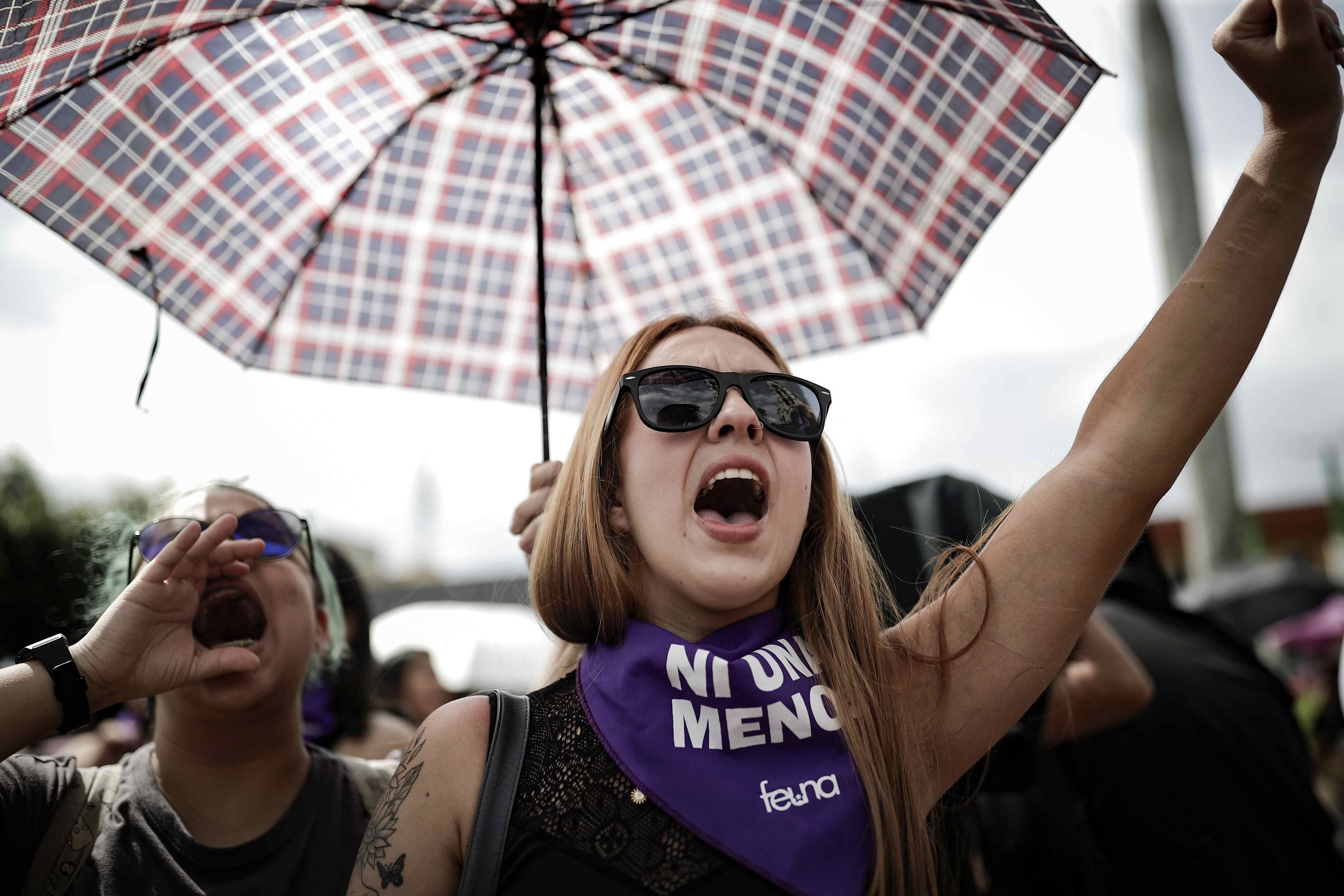 AME1724. SAN JOSÉ (COSTA RICA), 13/07/2024.- Mujeres participan durante una marcha este sábado, por las principales calles de San José (Costa Rica). Cientos de personas pertenecientes a diversos colectivos feministas marcharon para protestar contra el gobierno costarricense, en respuesta a la reciente ola de feminicidios ocurridos en el país. EFE/Jeffrey Arguedas