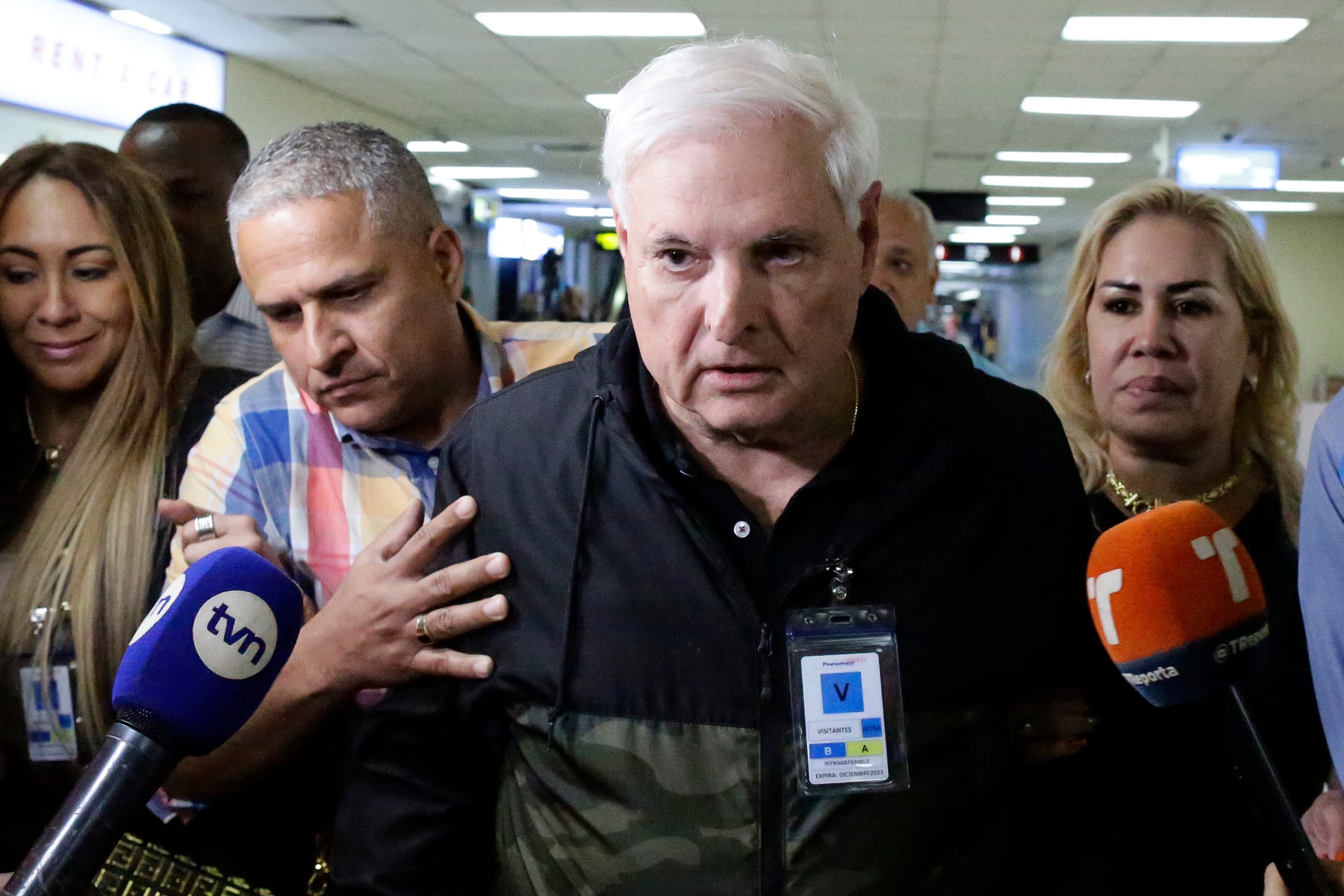 AME9133. BOGOTÁ (COLOMBIA), 22/02/2024.- Fotografía de archivo del expresidente panameño Ricardo Martinelli en el aeropuerto internacional de Tocumen, el 25 de enero de 2023, en Ciudad de Panamá (Panamá). Un tribunal panameño ordenó este jueves la detención preventiva del expresidente Ricardo Martinelli (2009-2014), asilado en la embajada de Nicaragua en Panamá tras ser condenado a más de 10 años de prisión por blanqueo de capitales en el caso conocido como "New Business". EFE/ Bienvenido Velasco ARCHIVO