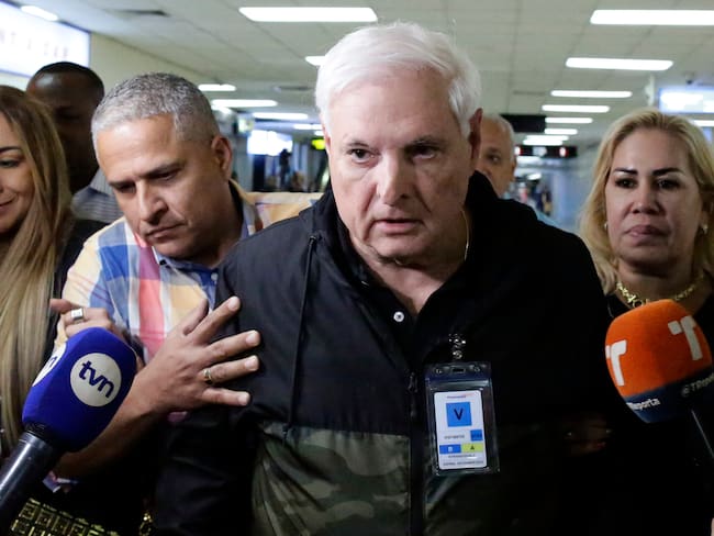 AME9133. BOGOTÁ (COLOMBIA), 22/02/2024.- Fotografía de archivo del expresidente panameño Ricardo Martinelli en el aeropuerto internacional de Tocumen, el 25 de enero de 2023, en Ciudad de Panamá (Panamá). Un tribunal panameño ordenó este jueves la detención preventiva del expresidente Ricardo Martinelli (2009-2014), asilado en la embajada de Nicaragua en Panamá tras ser condenado a más de 10 años de prisión por blanqueo de capitales en el caso conocido como "New Business". EFE/ Bienvenido Velasco ARCHIVO
