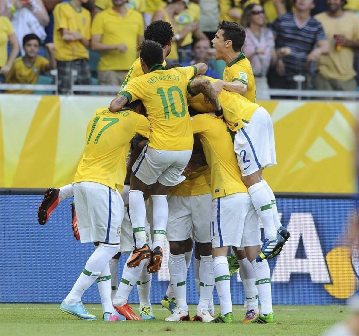 Brasil, primero en su grupo tras vencer 4-2 a Italia.