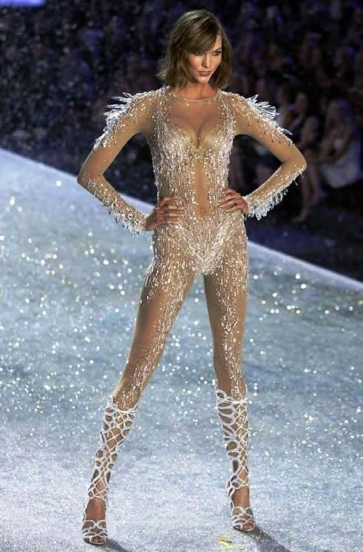 La modelo Karlie Kloss de Estados Unidos luce una creación de la marca de lencería Victoria's Secret