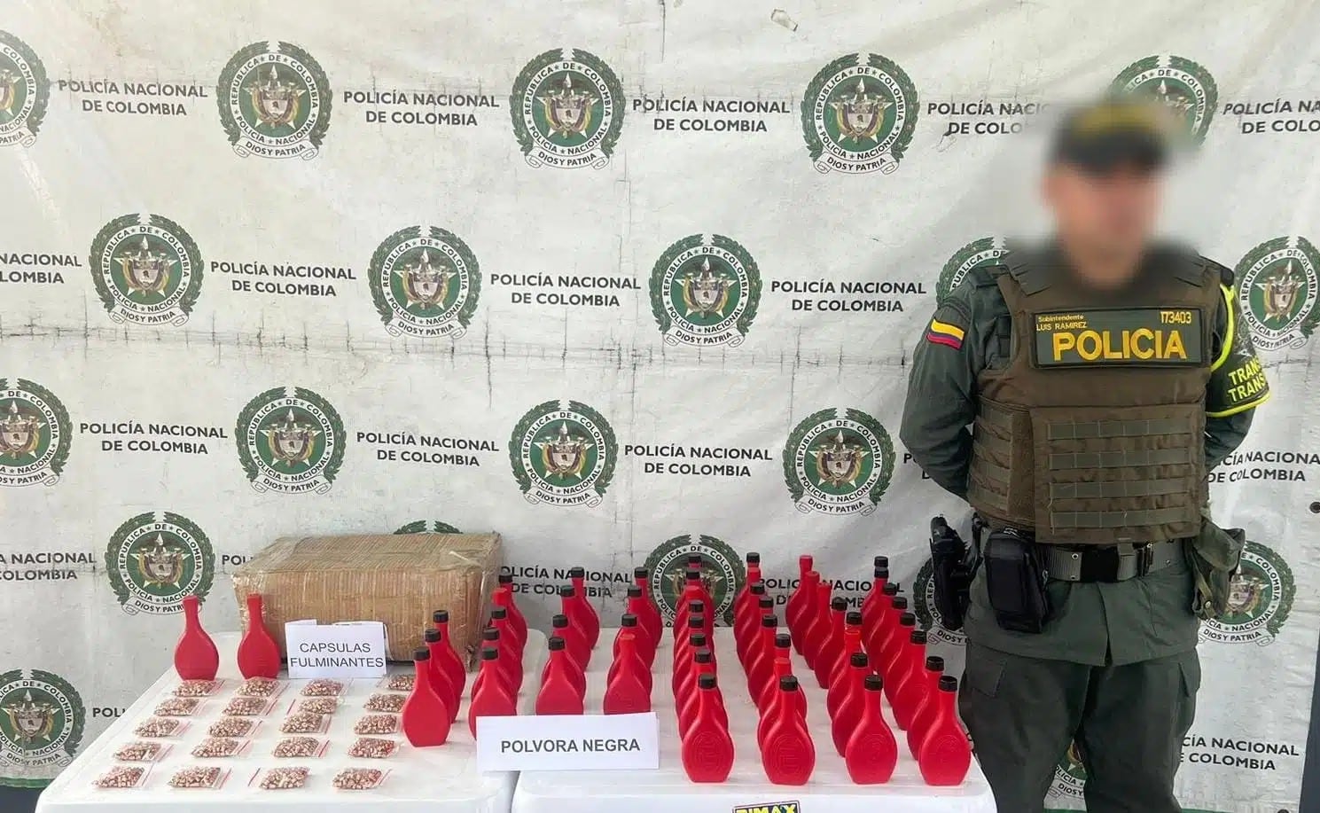 A la altura de Ventaquemada, uniformados de la policía interceptaron un vehículo de carga que transportaba material explosivo.