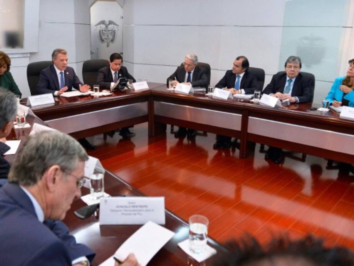 Uribe propone una mesa Gobierno, Farc y voceros del No para sacar adelante el proceso de paz