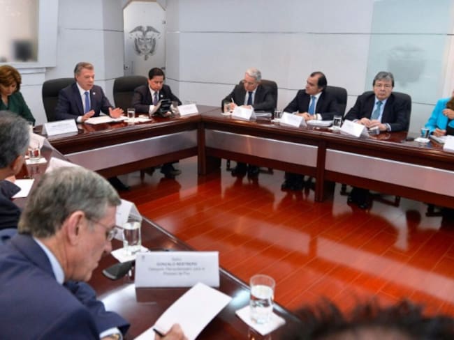 Uribe propone una mesa Gobierno, Farc y voceros del No para sacar adelante el proceso de paz