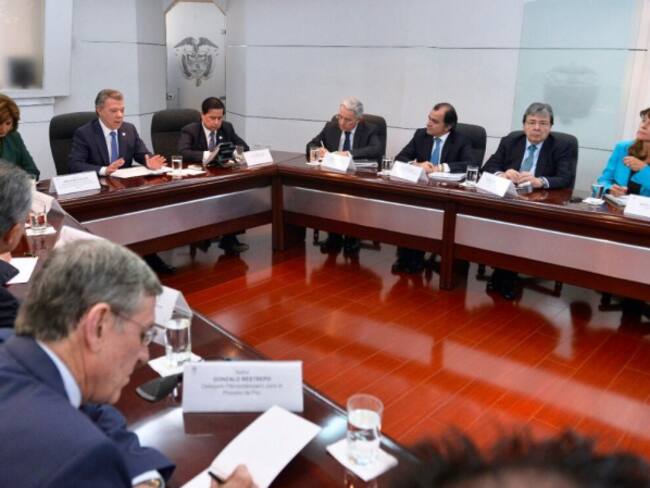 Uribe propone una mesa Gobierno, Farc y voceros del No para sacar adelante el proceso de paz