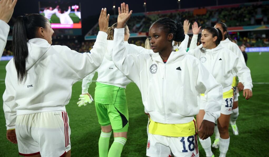 Jugadoras de la Selección Colombia saludan a sus rivales de Marruecos (Photo by Alex Grimm - FIFA/FIFA via Getty Images)