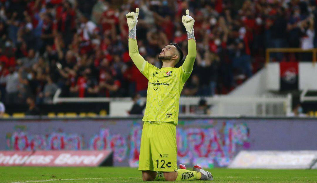 Camilo Vargas festeja la clasificación de Atlas a las semifinales de la Liga MX.