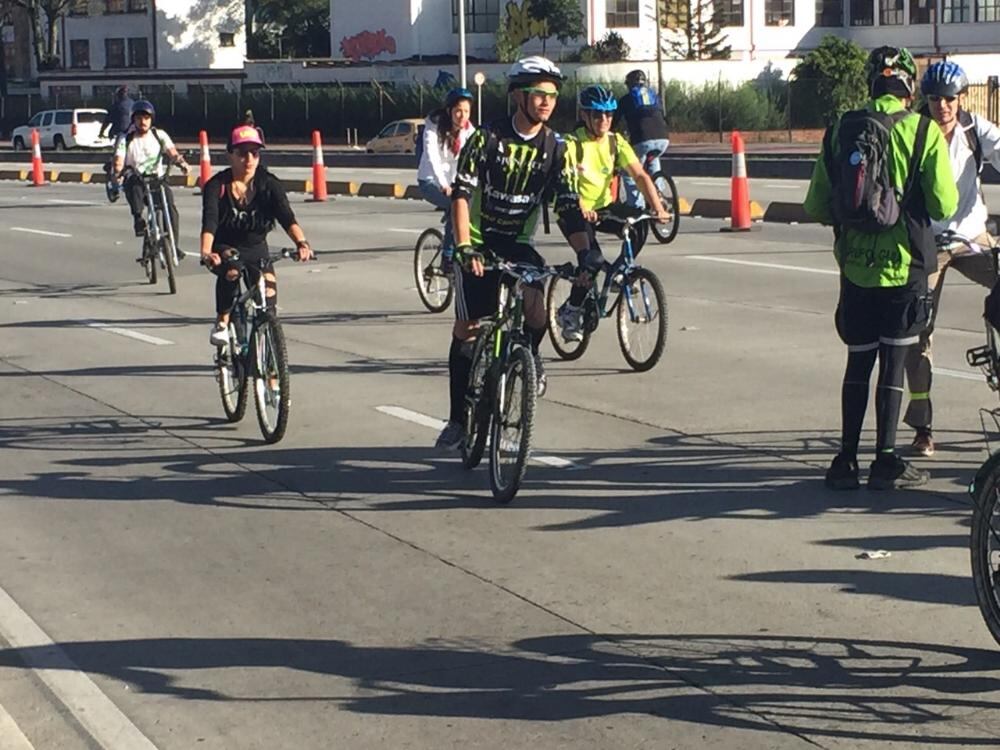 Ciudadanos en bicicleta por restricción vehicular. Caracol Radio.