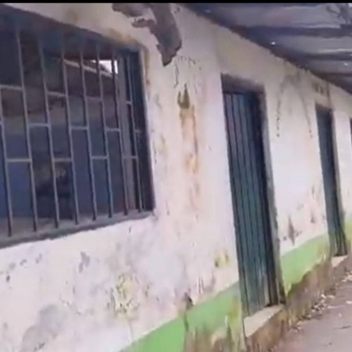 Niños no pueden ir a clases por deficientes condiciones de su colegio