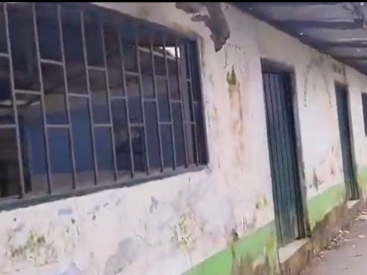 Niños no pueden ir a clases por deficientes condiciones de su colegio