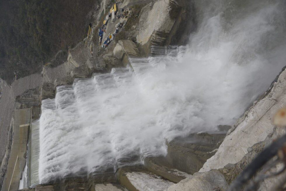 Así funciona hoy el vertedero de Hidroituango. Las operaciones sostenidas de evacuación del embalse se iniciaron el viernes en la noche y prosiguen sin problemas, dice EPM.