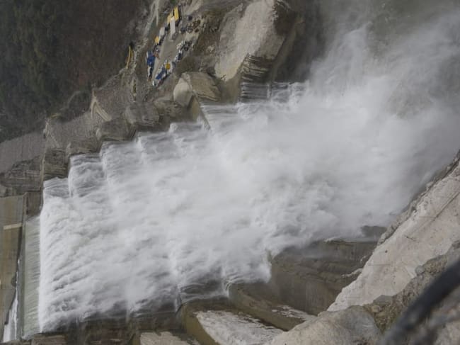 Así funciona hoy el vertedero de Hidroituango. Las operaciones sostenidas de evacuación del embalse se iniciaron el viernes en la noche y prosiguen sin problemas, dice EPM.