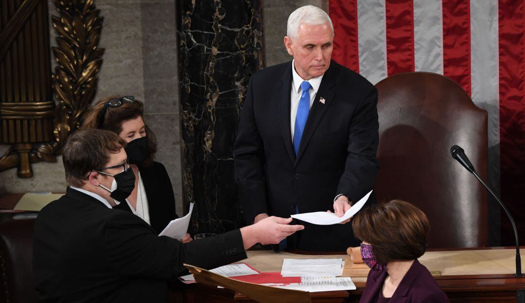 El vicepresidente Mike Pence momentos antes del conteo de votos electorales que certificarán la victoria de Joe Biden.