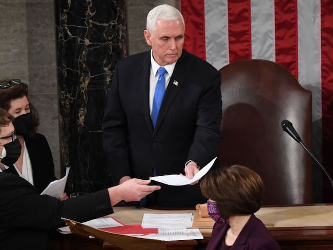 El vicepresidente Mike Pence momentos antes del conteo de votos electorales que certificarán la victoria de Joe Biden. 
