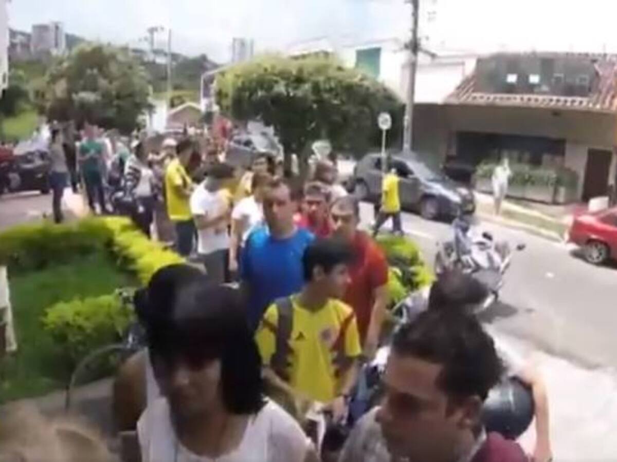 Agotadoras colas para reclamar lechona gratis por votar para presidente