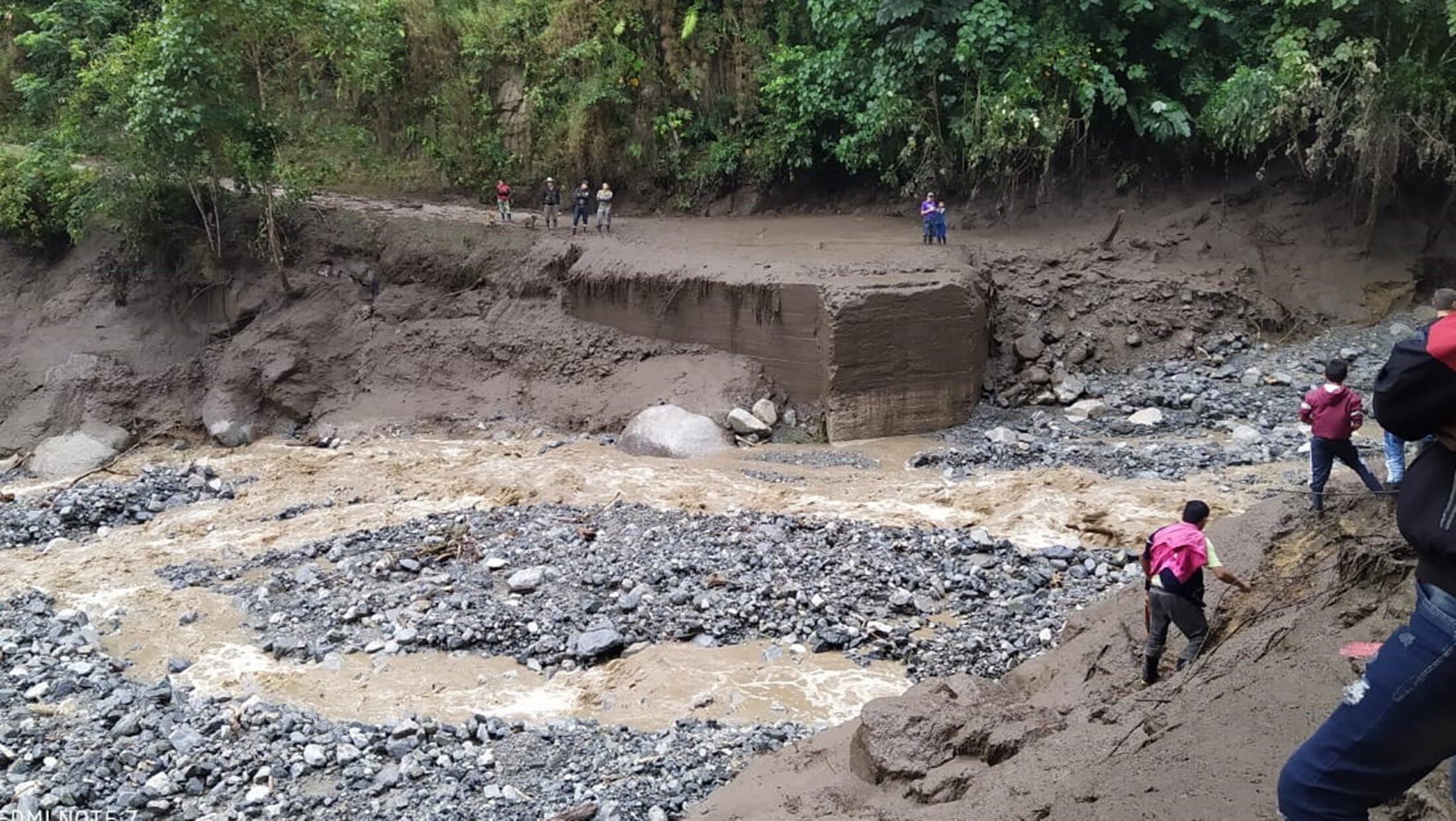 Creciente súbita del rio Verde en el Tolima