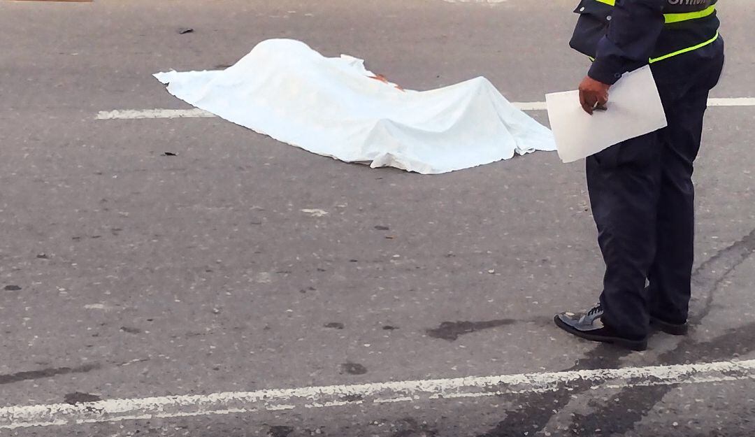 La víctima fatal se desplaza por la Avenida Pedro de Heredia y en un giro inesperado se estrelló contra el lado de una volqueta que pasaba