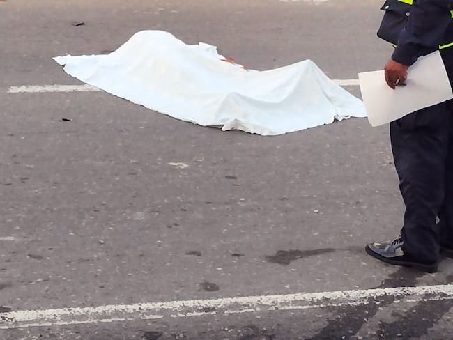 La víctima fatal se desplaza por la Avenida Pedro de Heredia y en un giro inesperado se estrelló contra el lado de una volqueta que pasaba
