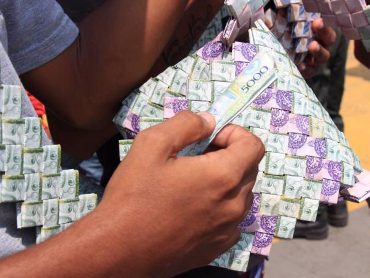 FOTOS: Venezolanos tejen mochilas con una ‘fortuna’ de bolívares