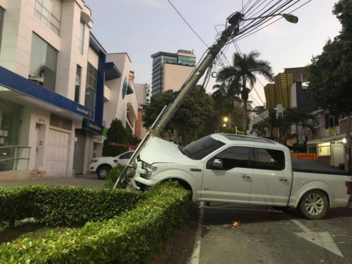 VIDEO: Camioneta terminó estrellada contra poste de energía