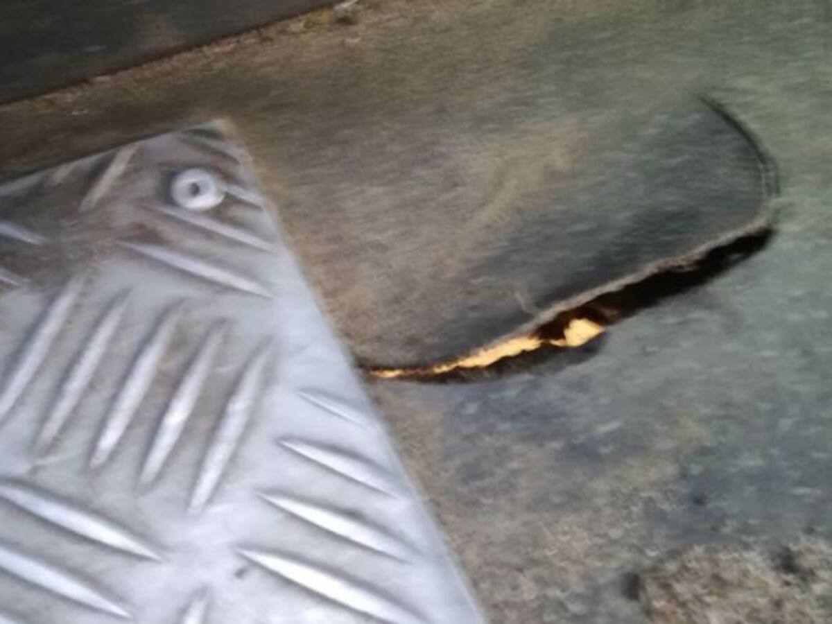 Inmovilizan busetas por tener los pisos dañados