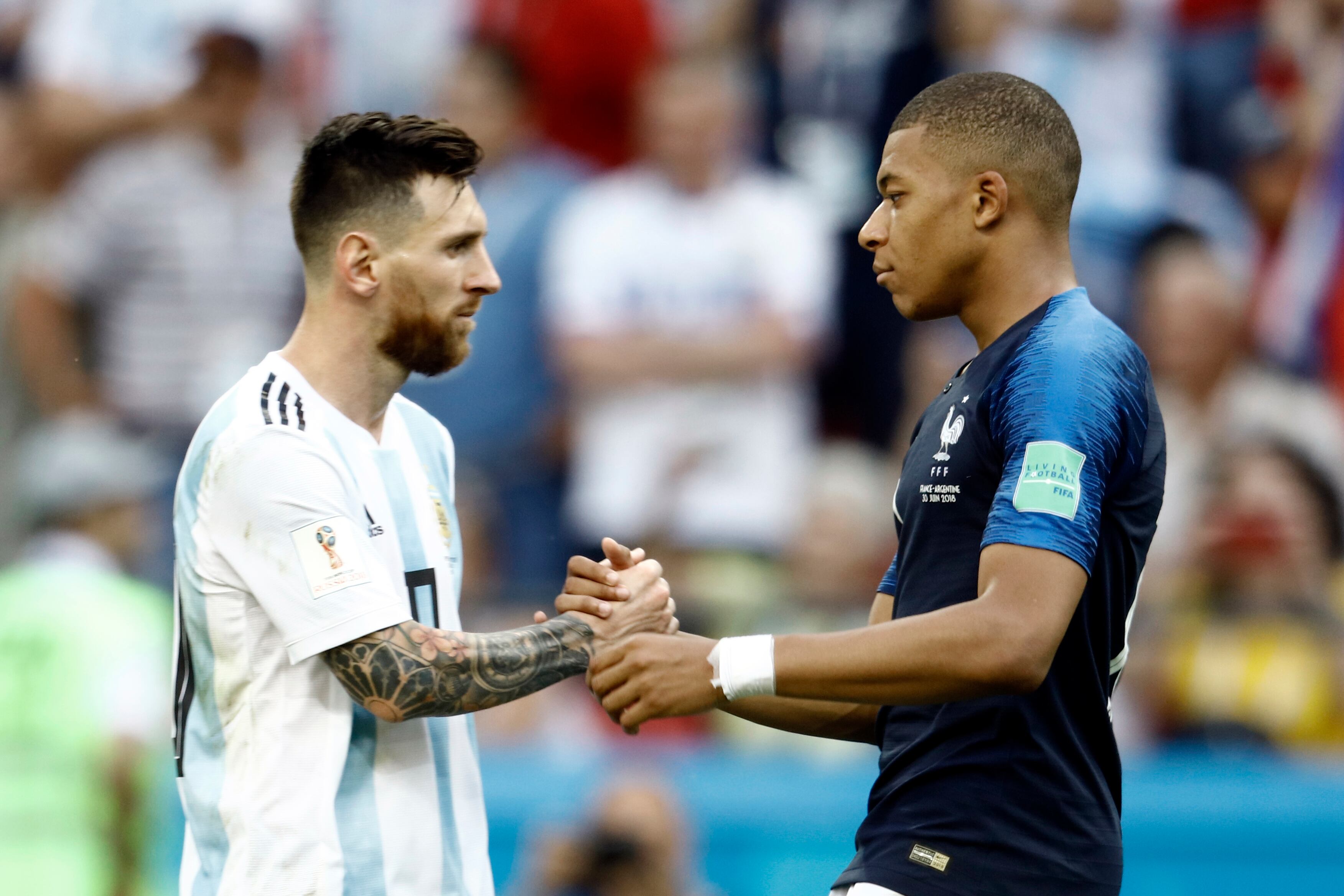 Lionel Messi y Kylian Mbappé, durante su duelo en los octavos de final de Rusia 2018.  (Photo by Mehdi Taamallah/NurPhoto via Getty Images)