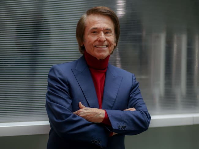 MADRID, SPAIN – NOVEMBER 24: The singer Raphael during an interview for Europa Press in which he presented his album 'Raphael: 6.0', at the Wizink Center in Madrid, on November 24, 2020, in Madrid, Spain. With this project, for which the artist has had 12 collaborations (from Alejandro Sanz to Pablo Alborán or Pablo López) Raphael celebrates 60 years on stage. (Photo by Ricardo Rubio/Europa Press via Getty Images)