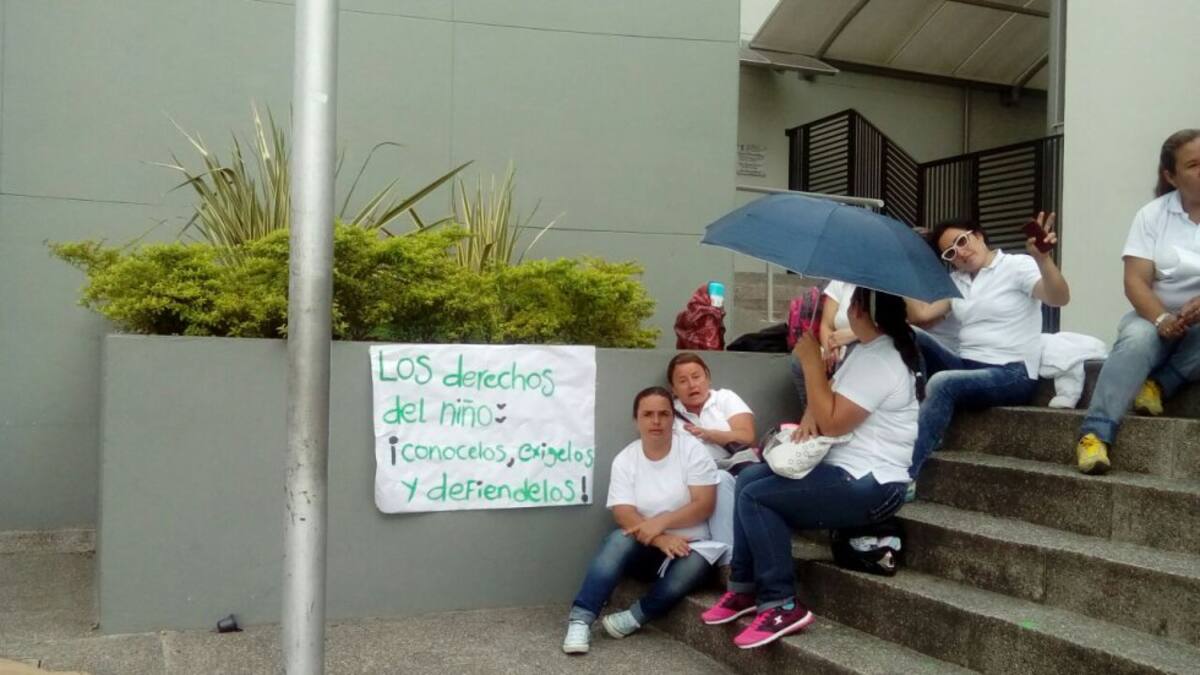 A pesar de las lloviznas las madres comunitarias en Armenia protestaron