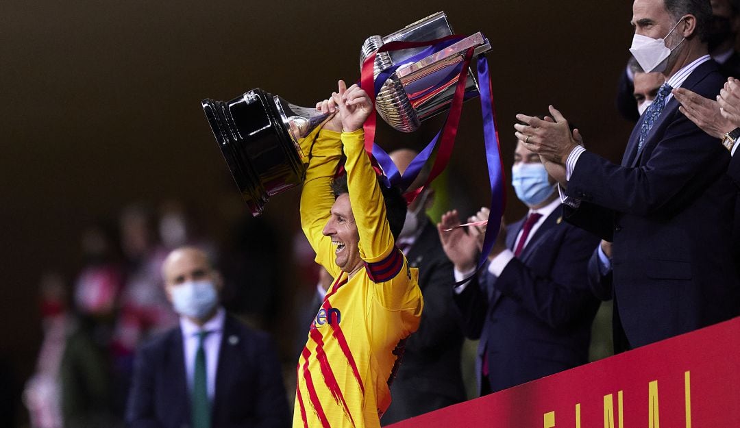 Lionel Messi levantando la Copa del Rey