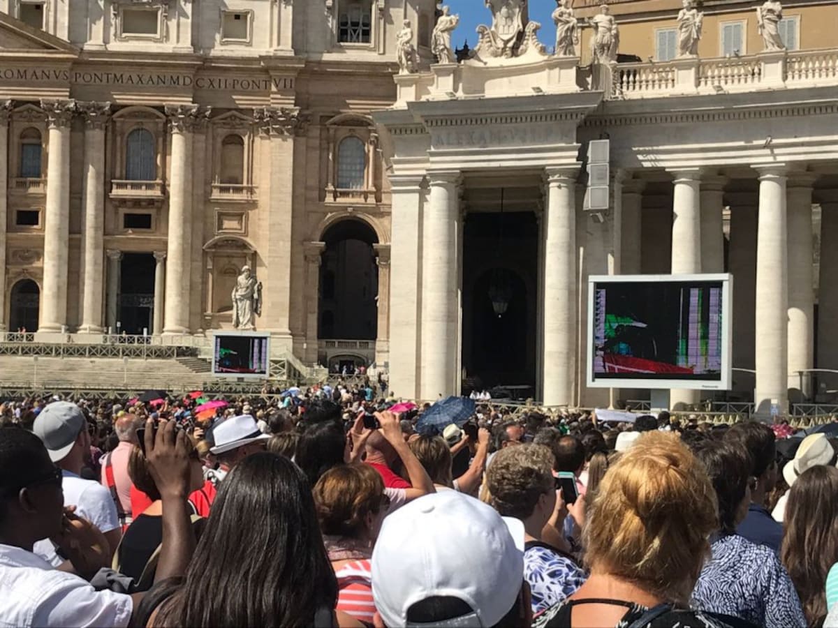 Miles de fieles del mundo en el Vaticano escucharon este domingo su mensaje.