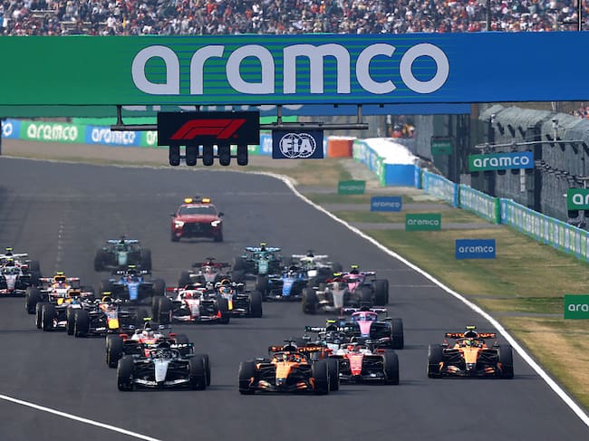 SUZUKA, JAPAN - MARCH 29: Oscar Piastri of Australia driving the (81) McLaren MCL40 Mercedes leads George Russell of Great Britain driving the (63) Mercedes AMG Petronas F1 Team W17 Charles Leclerc of Monaco driving the (16) Scuderia Ferrari SF-26 Lando Norris of Great Britain driving the (1) McLaren MCL40 Mercedes and the rest of the field at the start during the F1 Grand Prix of Japan at Suzuka Circuit on March 29, 2026 in Suzuka, Japan. (Photo by Mark Thompson/Getty Images)