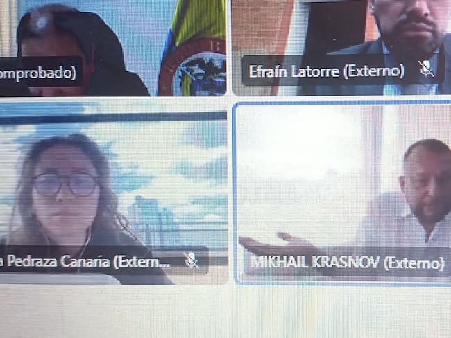El mandatario no se opone a la obligación de presentarse periódicamente ni a la prohibición de comunicarse con determinadas personas o víctimas. Sin embargo, considera desproporcionada la restricción de salir del país.