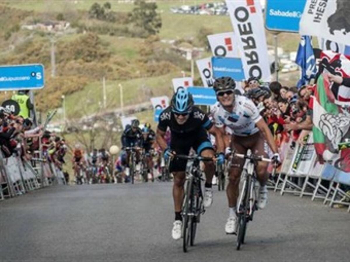 Por una rueda, Sergio Luis Henao le ganó a Carlos Betancur en la Vuelta al País Vasco