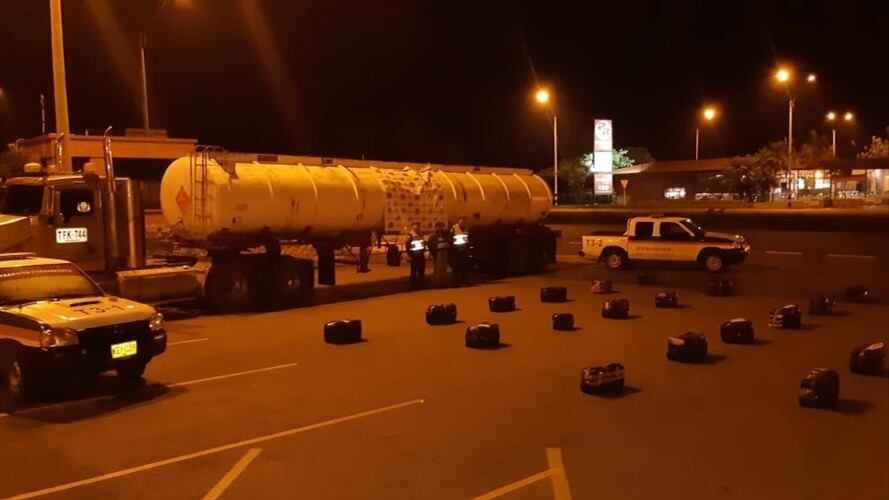 Las autoridades incautaron más de 330 kilos de marihuana que eran transportados en un camión tipo cisterna. Foto: Policía