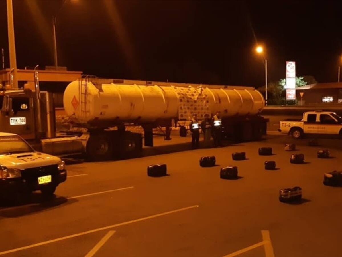 Decomisan 334 kilos de marihuana que estaban camuflados en camión cisterna