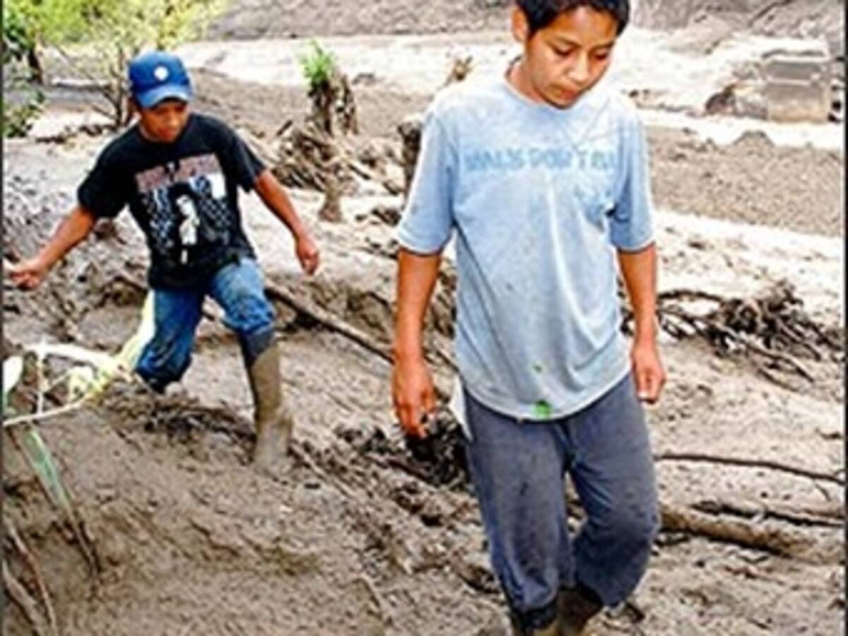 Buscan a funcionario que fue alcanzado por una avalancha en Apía